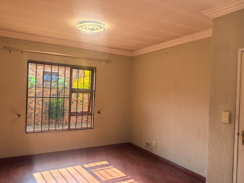 Charming Low-Maintenance Family Home in Sought-After Bartlett Estate - Photo 10