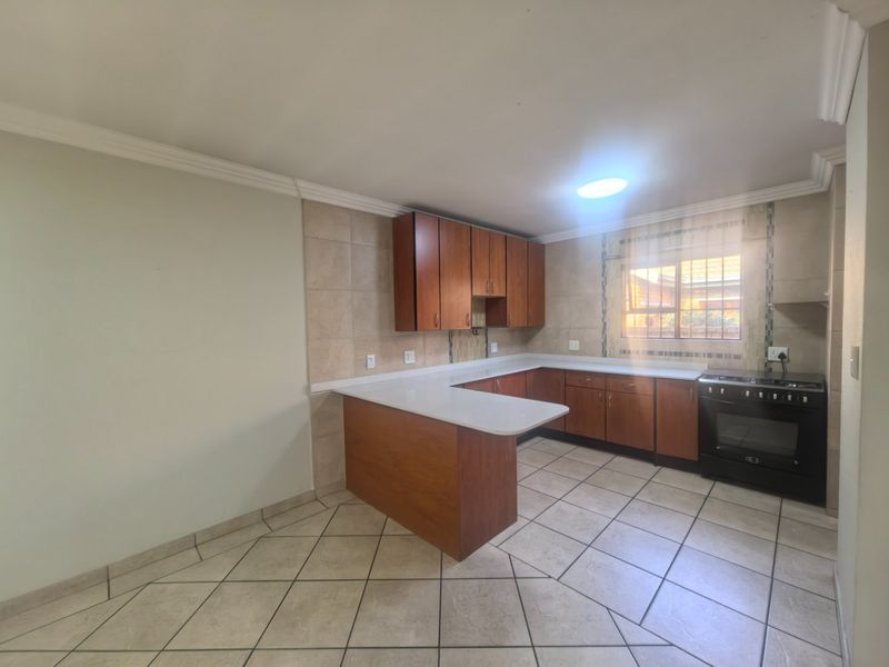 Charming Low-Maintenance Family Home in Sought-After Bartlett Estate - Photo 7