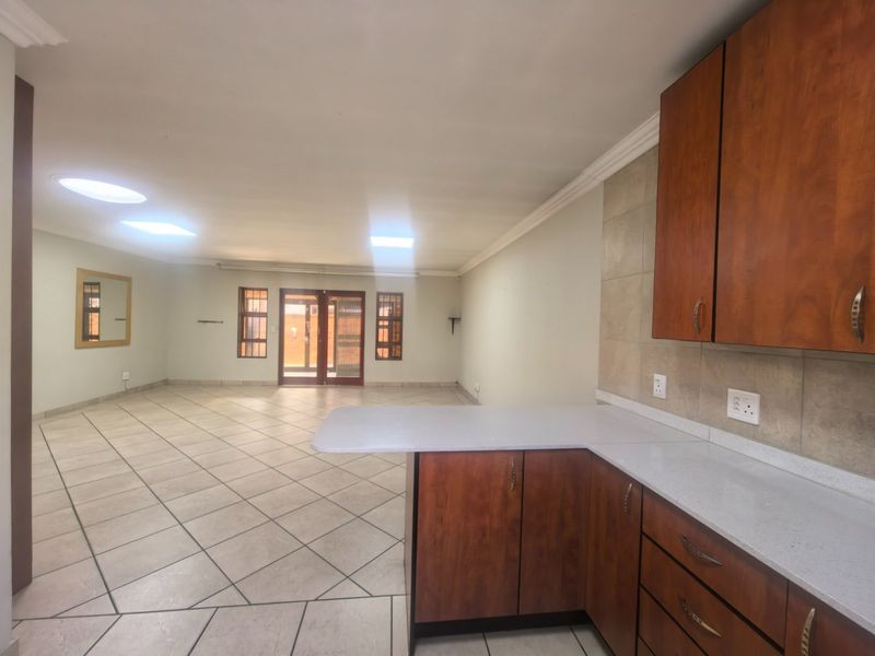 Charming Low-Maintenance Family Home in Sought-After Bartlett Estate - Photo 8