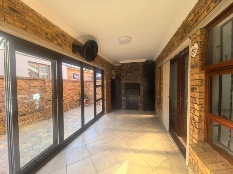 Charming Low-Maintenance Family Home in Sought-After Bartlett Estate - Photo 6