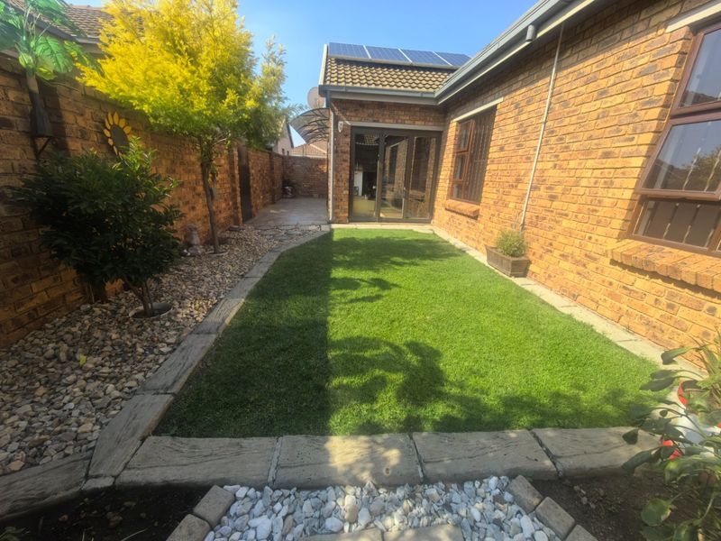 Charming Low-Maintenance Family Home in Sought-After Bartlett Estate - Photo 1