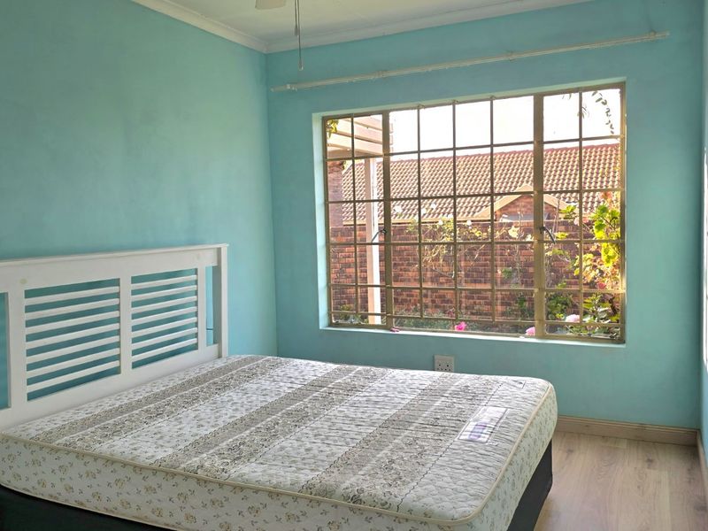 PICTURE PERFECT CORNER UNIT TOWNHOUSE IN POPULAR COMPLEX - Photo 5