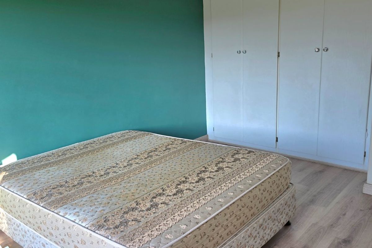 PICTURE PERFECT CORNER UNIT TOWNHOUSE IN POPULAR COMPLEX - Photo 4
