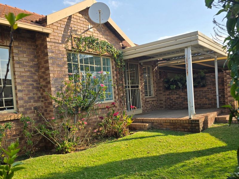 PICTURE PERFECT CORNER UNIT TOWNHOUSE IN POPULAR COMPLEX - Photo 1