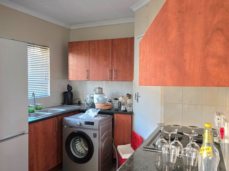 PICTURE PERFECT CORNER UNIT TOWNHOUSE IN POPULAR COMPLEX - Photo 8