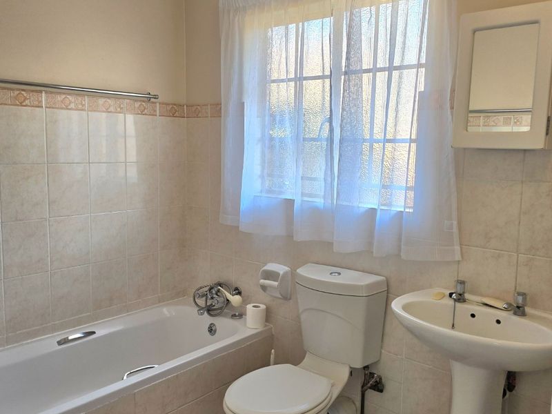 PICTURE PERFECT CORNER UNIT TOWNHOUSE IN POPULAR COMPLEX - Photo 7