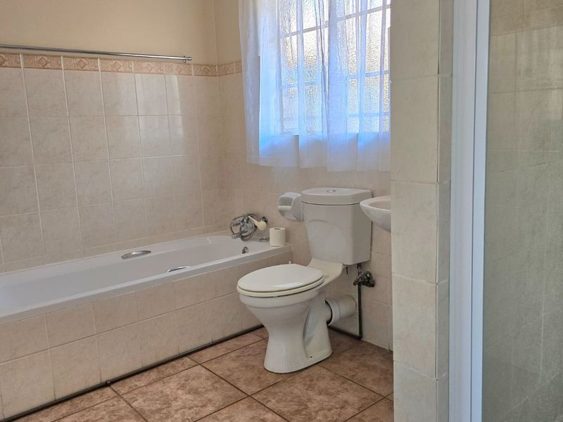 PICTURE PERFECT CORNER UNIT TOWNHOUSE IN POPULAR COMPLEX - Photo 6