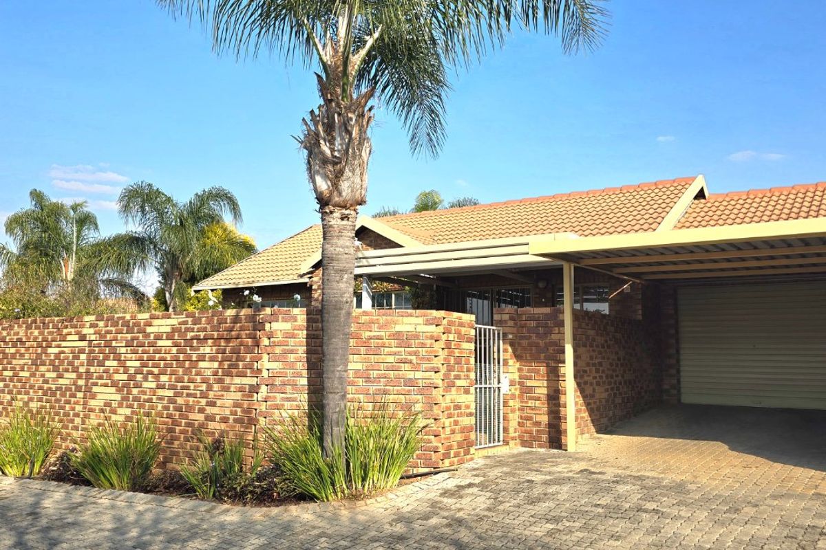 PICTURE PERFECT CORNER UNIT TOWNHOUSE IN POPULAR COMPLEX - Photo 2