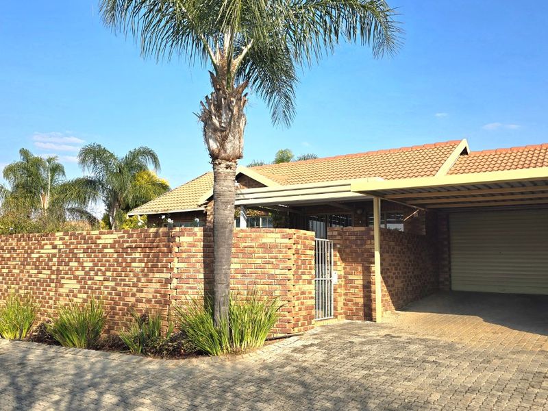 PICTURE PERFECT CORNER UNIT TOWNHOUSE IN POPULAR COMPLEX - Photo 2