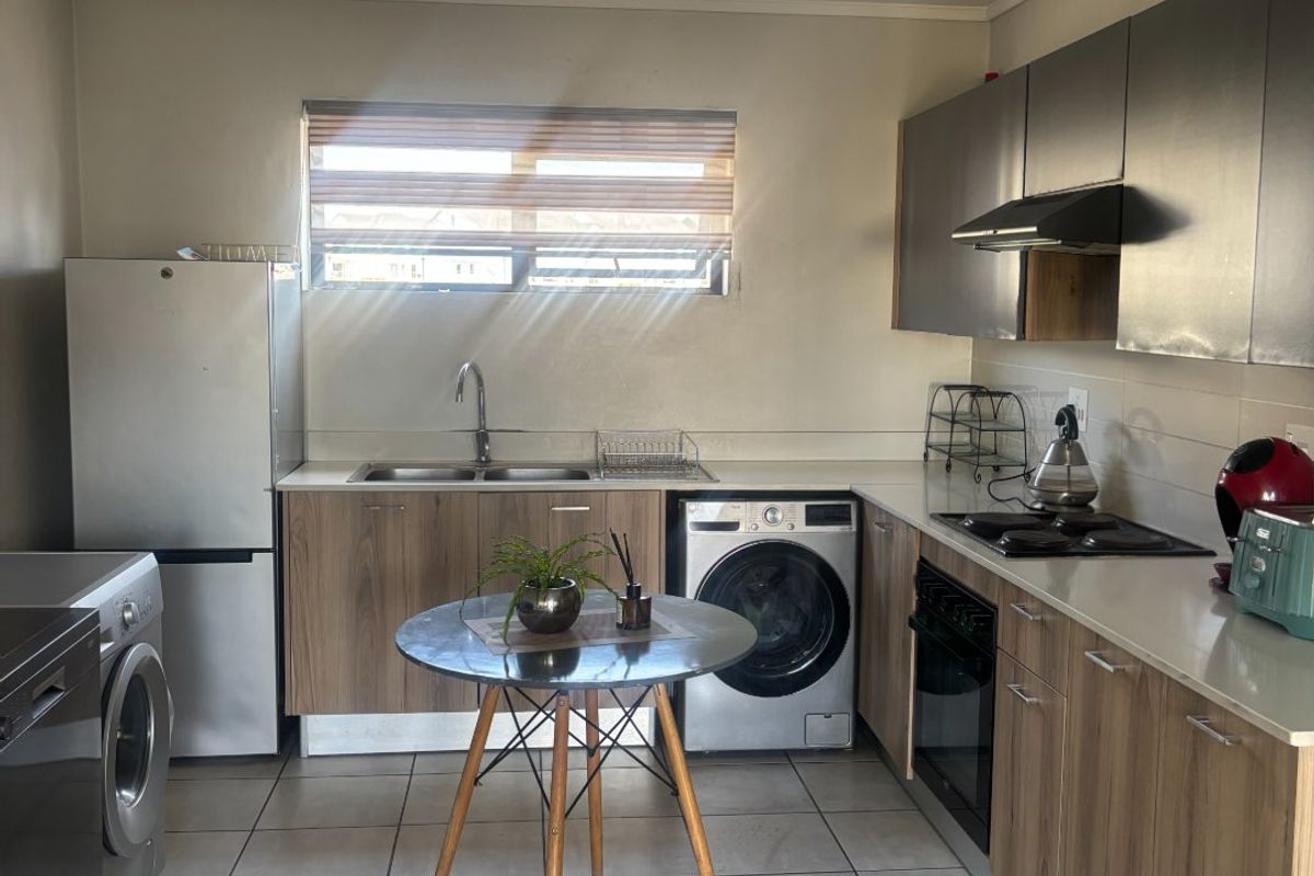 STUNNING AND SPACIOUS 2 BEDROOMS 2 BATHROOMS APARTMENT IN GREENCREEK LIFESTYLE ESTATE - Photo 4