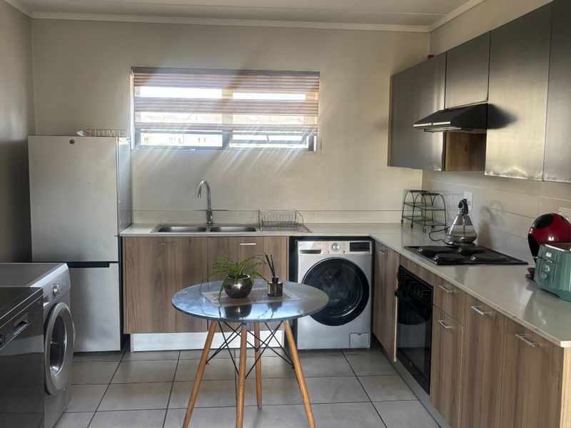 STUNNING AND SPACIOUS 2 BEDROOMS 2 BATHROOMS APARTMENT IN GREENCREEK LIFESTYLE ESTATE - Photo 4