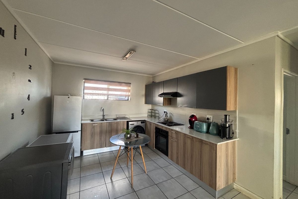 STUNNING AND SPACIOUS 2 BEDROOMS 2 BATHROOMS APARTMENT IN GREENCREEK LIFESTYLE ESTATE - Photo 3