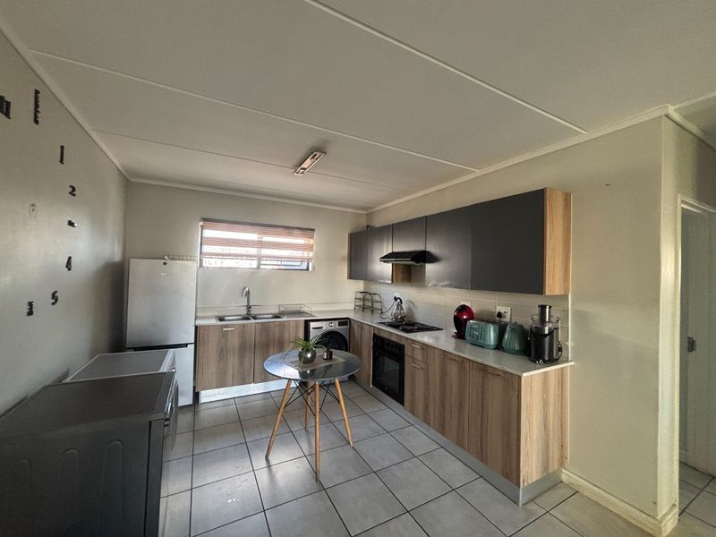 STUNNING AND SPACIOUS 2 BEDROOMS 2 BATHROOMS APARTMENT IN GREENCREEK LIFESTYLE ESTATE - Photo 3
