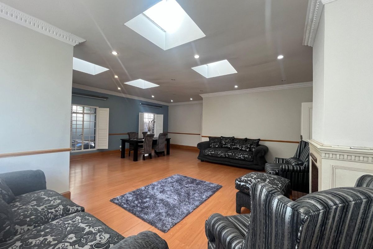 Charming Family Home in a Prime Laudium Location - Photo 3