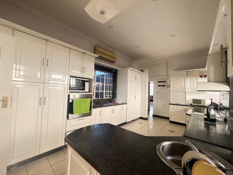 Charming Family Home in a Prime Laudium Location - Photo 8