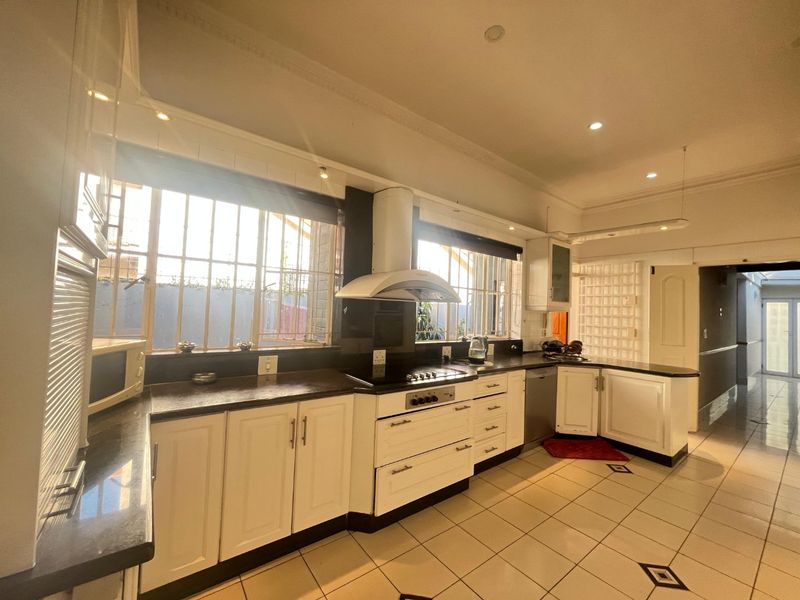 Charming Family Home in a Prime Laudium Location - Photo 7