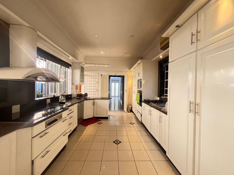 Charming Family Home in a Prime Laudium Location - Photo 6