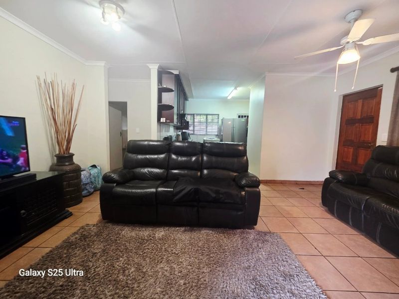 3 Bedroom Townhouse in the beautiful Tower Fluit Complex in Montana - Photo 5