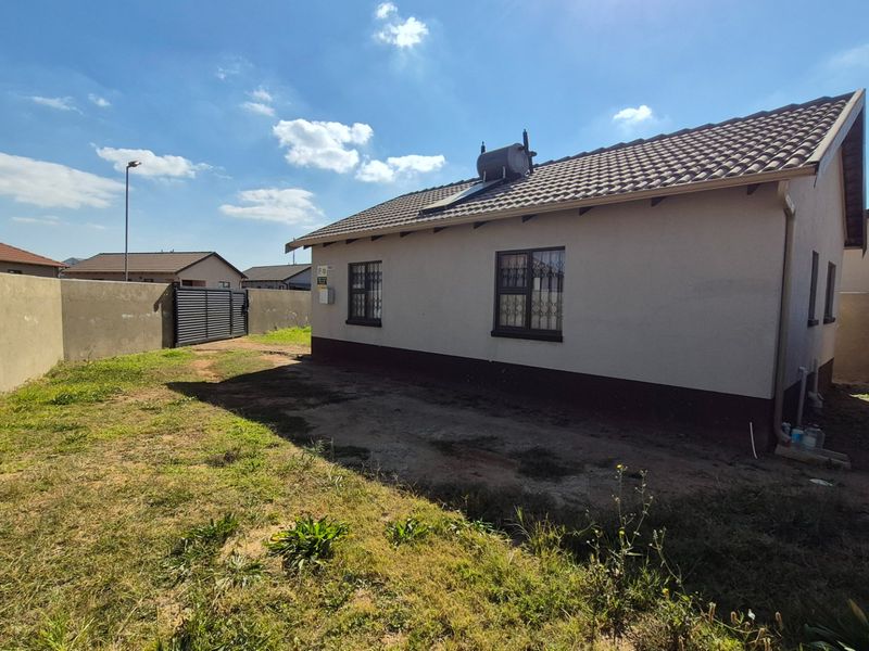 Charmy Windmill Park Family Home - Photo 3