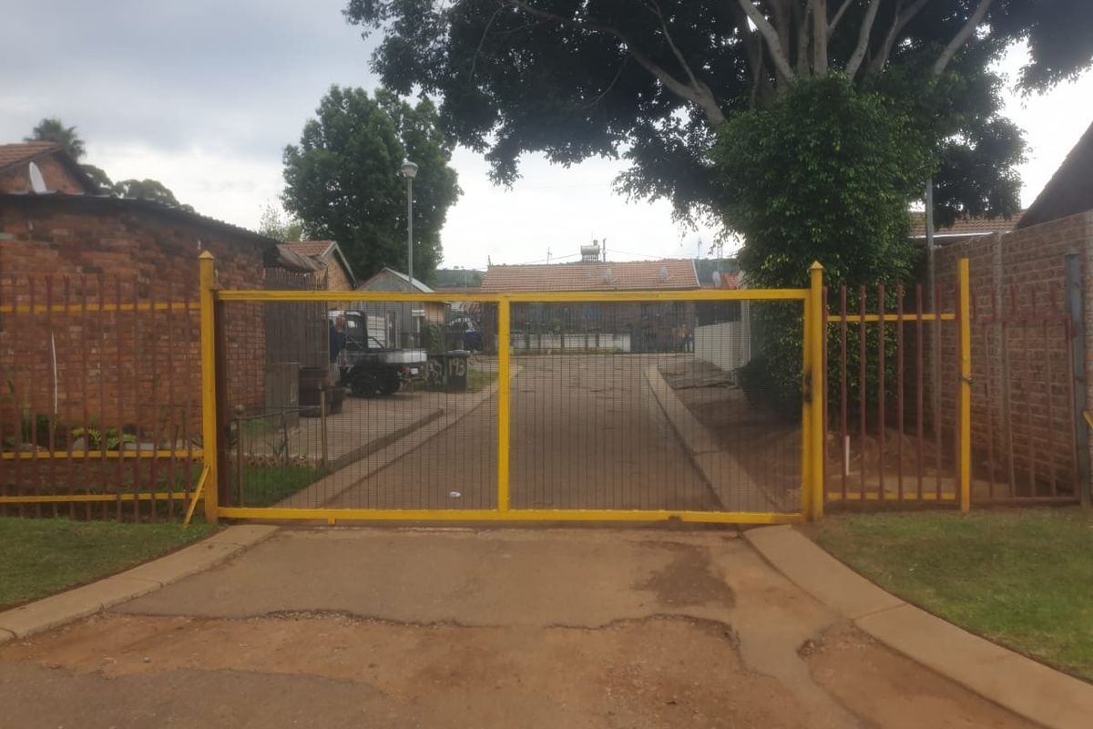 2 Bedroom house for sale in Elandspoort  - Photo 5