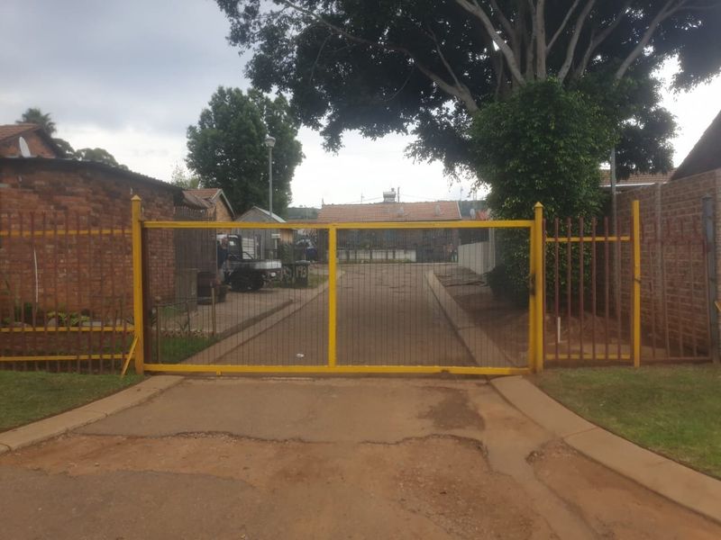 2 Bedroom house for sale in Elandspoort  - Photo 5
