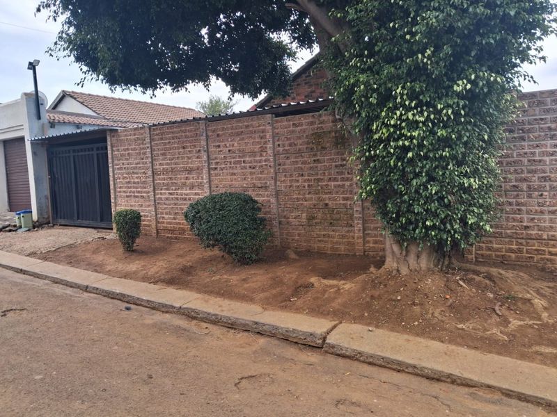 2 Bedroom house for sale in Elandspoort  - Photo 4