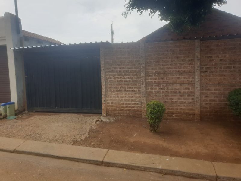 2 Bedroom house for sale in Elandspoort  - Photo 1