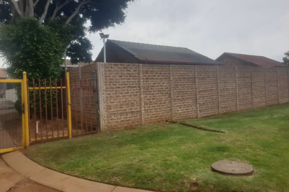 2 Bedroom house for sale in Elandspoort  - Photo 2