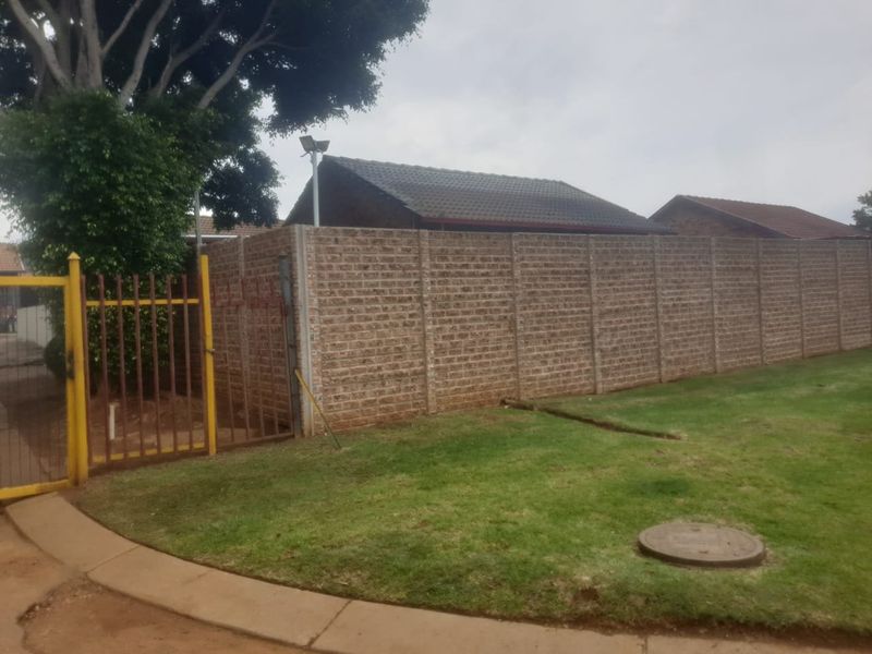 2 Bedroom house for sale in Elandspoort  - Photo 2