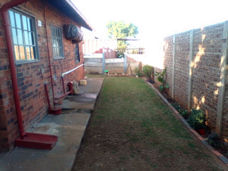 2 Bedroom house for sale in Elandspoort  - Photo 2