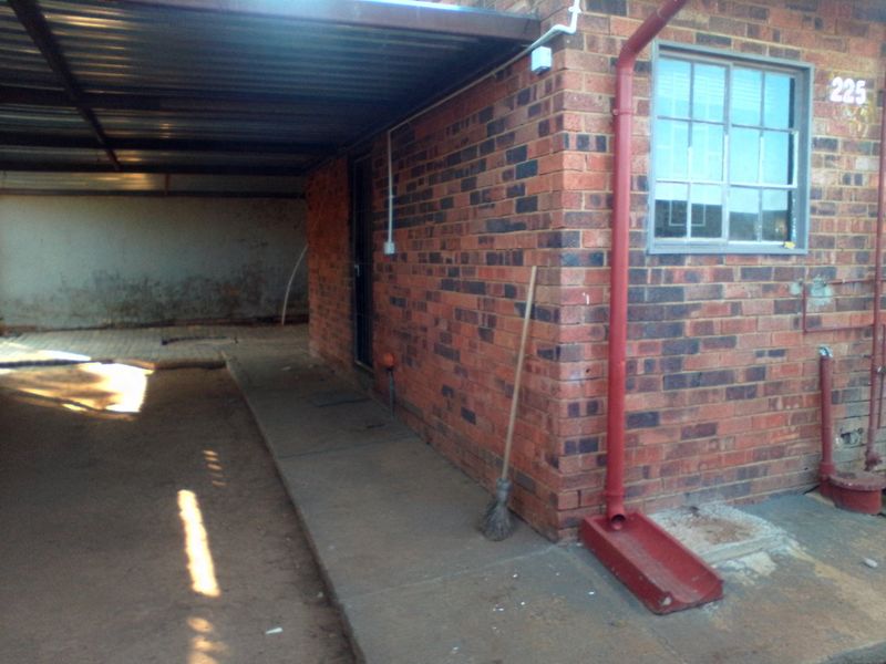 2 Bedroom house for sale in Elandspoort  - Photo 3