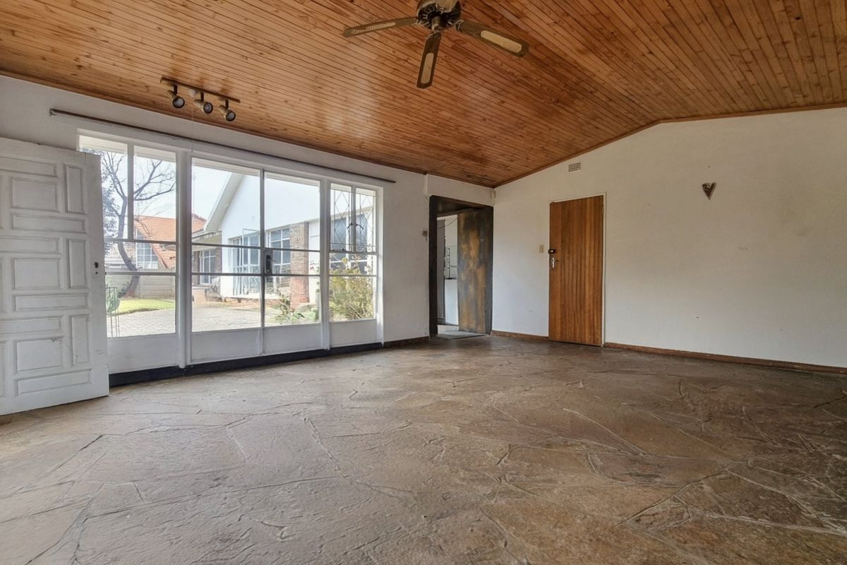 Spacious 3-Bedroom Home with 2-Bedroom Flat and Large Garden - Photo 4