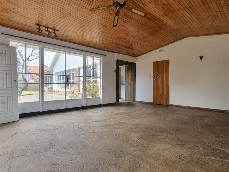 Spacious 3-Bedroom Home with 2-Bedroom Flat and Large Garden - Photo 4