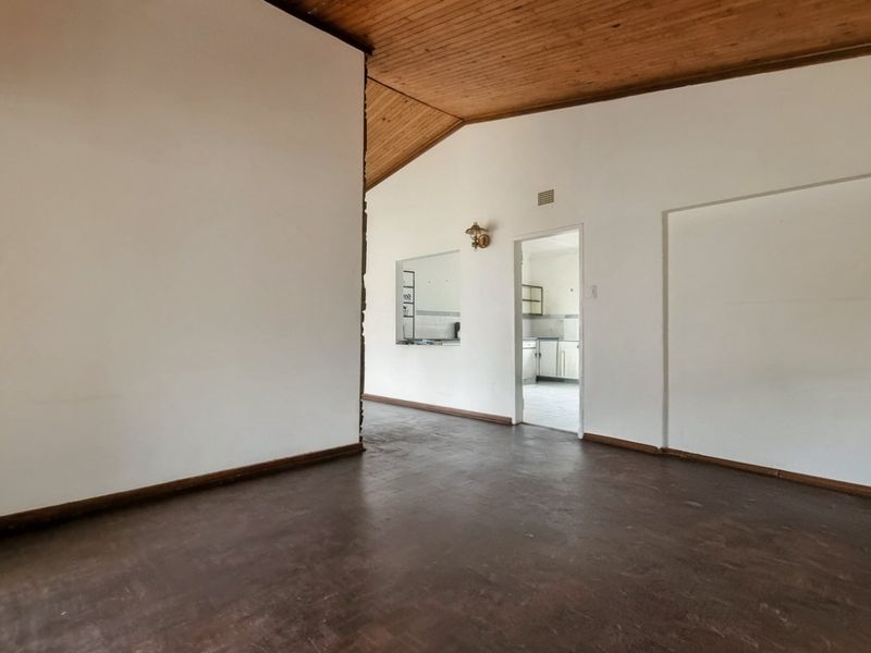 Spacious 3-Bedroom Home with 2-Bedroom Flat and Large Garden - Photo 6