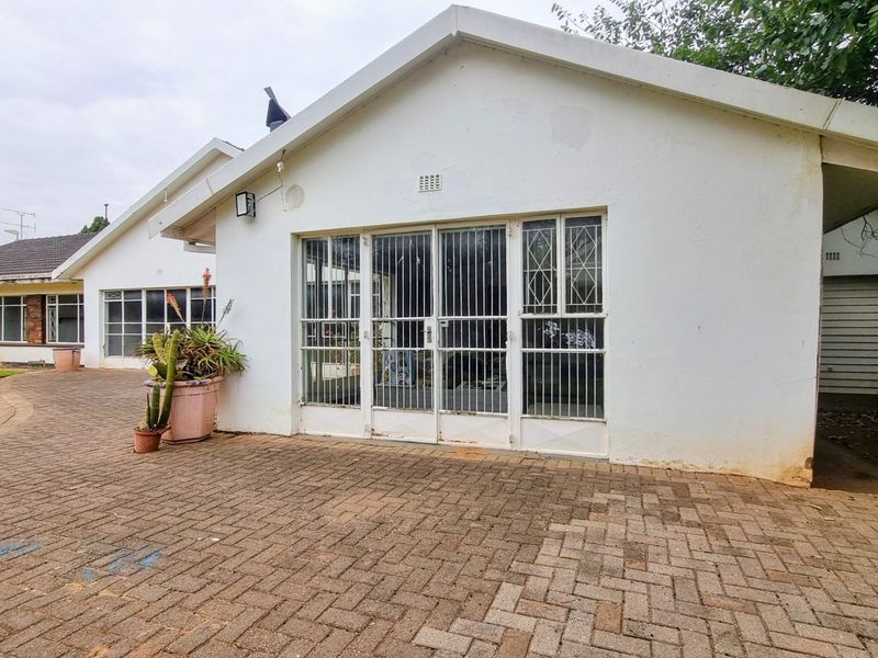 Spacious 3-Bedroom Home with 2-Bedroom Flat and Large Garden - Photo 1