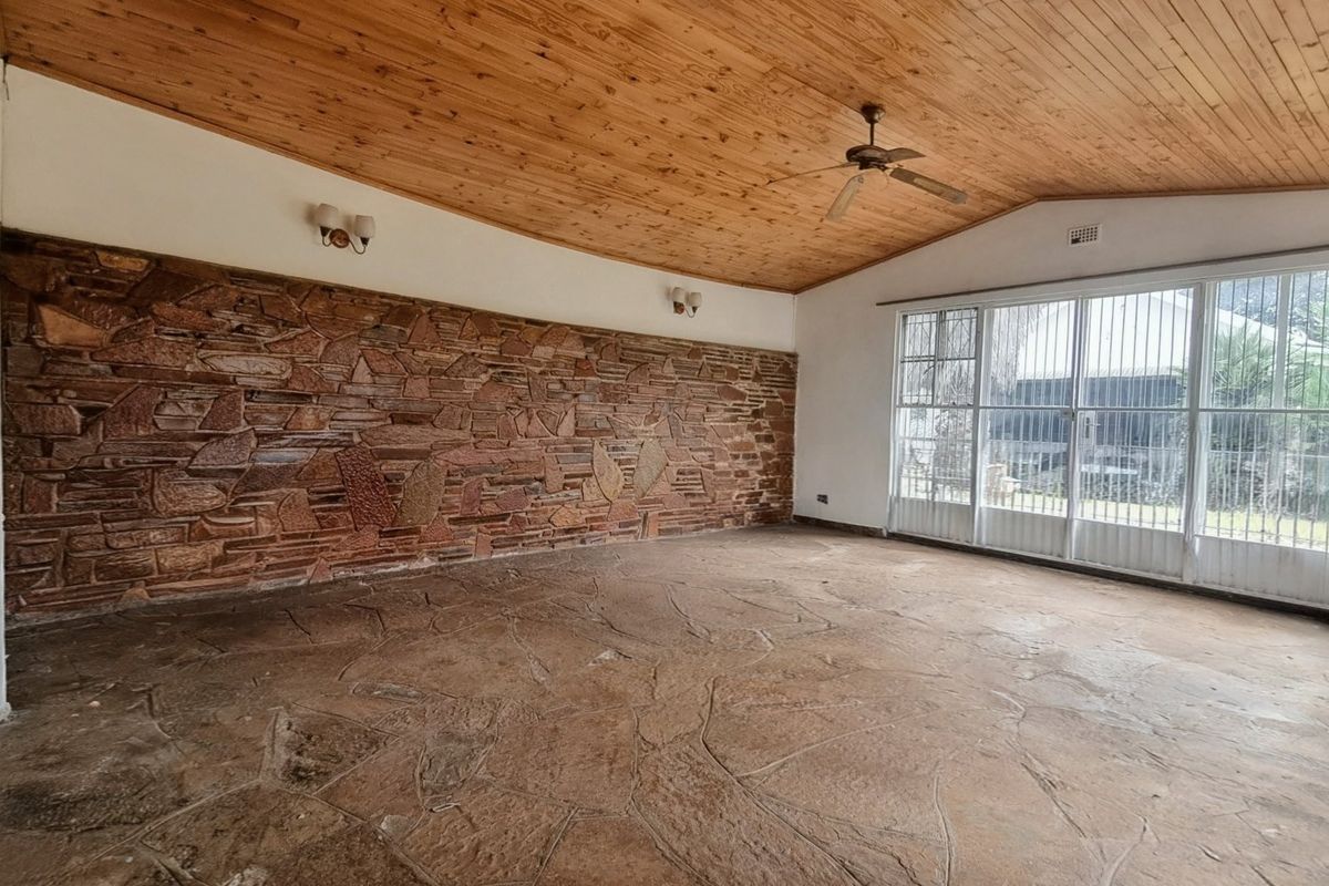 Spacious 3-Bedroom Home with 2-Bedroom Flat and Large Garden - Photo 3