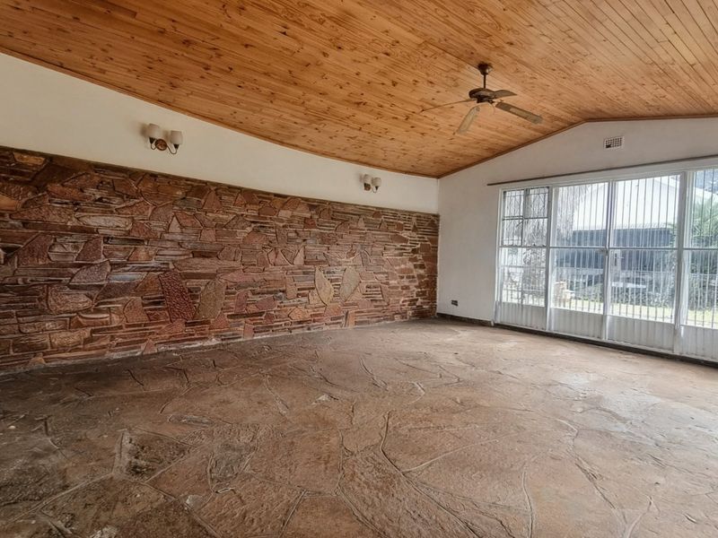 Spacious 3-Bedroom Home with 2-Bedroom Flat and Large Garden - Photo 3