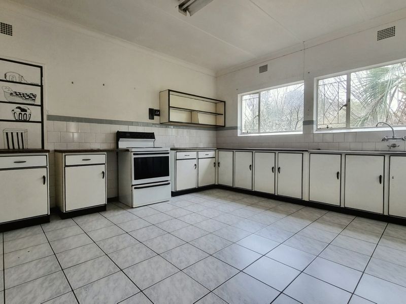 Spacious 3-Bedroom Home with 2-Bedroom Flat and Large Garden - Photo 2