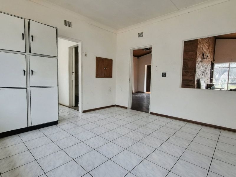 Spacious 3-Bedroom Home with 2-Bedroom Flat and Large Garden - Photo 10
