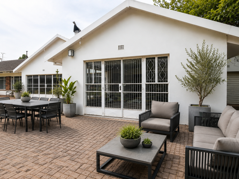 Spacious 3-Bedroom Home with 2-Bedroom Flat and Large Garden - Photo 2