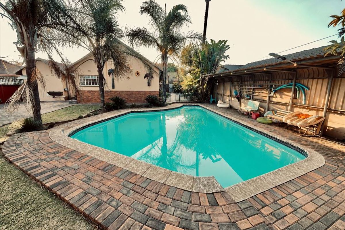 Spacious Four-Bedroom Family Home with Pool and Ample Parking - Photo 3