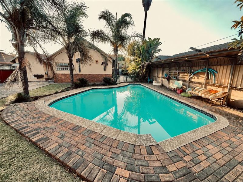 Spacious Four-Bedroom Family Home with Pool and Ample Parking - Photo 3