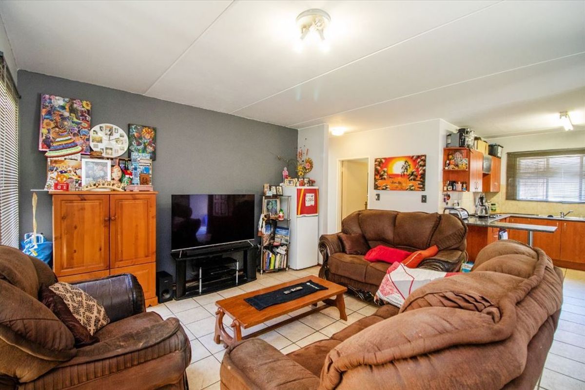 Neat and Comfortable Two-Bedroom Home - Photo 2
