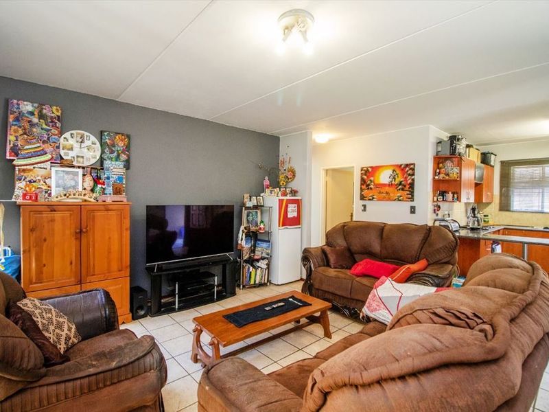 Neat and Comfortable Two-Bedroom Home - Photo 2
