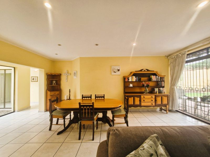 Well-Maintained Family Home with Income-Generating Granny Cottage in Popular Orange Grove - Photo 4