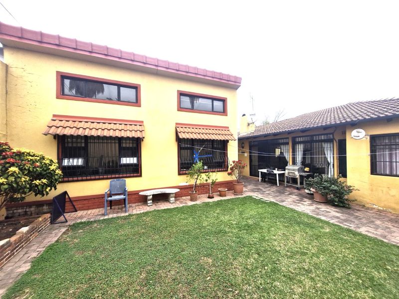Well-Maintained Family Home with Income-Generating Granny Cottage in Popular Orange Grove - Photo 2
