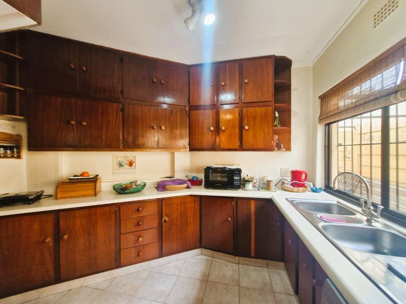 Well-Maintained Family Home with Income-Generating Granny Cottage in Popular Orange Grove - Photo 5