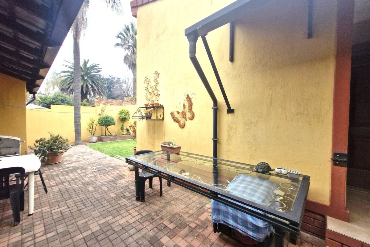 Well-Maintained Family Home with Income-Generating Granny Cottage in Popular Orange Grove - Photo 3