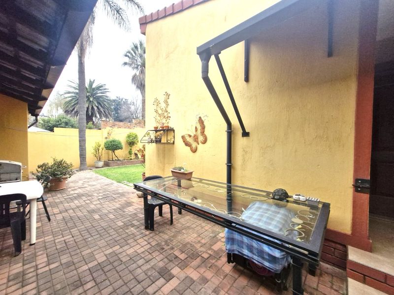 Well-Maintained Family Home with Income-Generating Granny Cottage in Popular Orange Grove - Photo 3