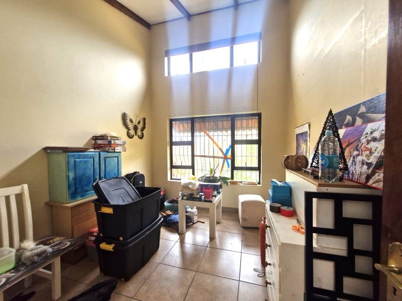 Well-Maintained Family Home with Income-Generating Granny Cottage in Popular Orange Grove - Photo 10